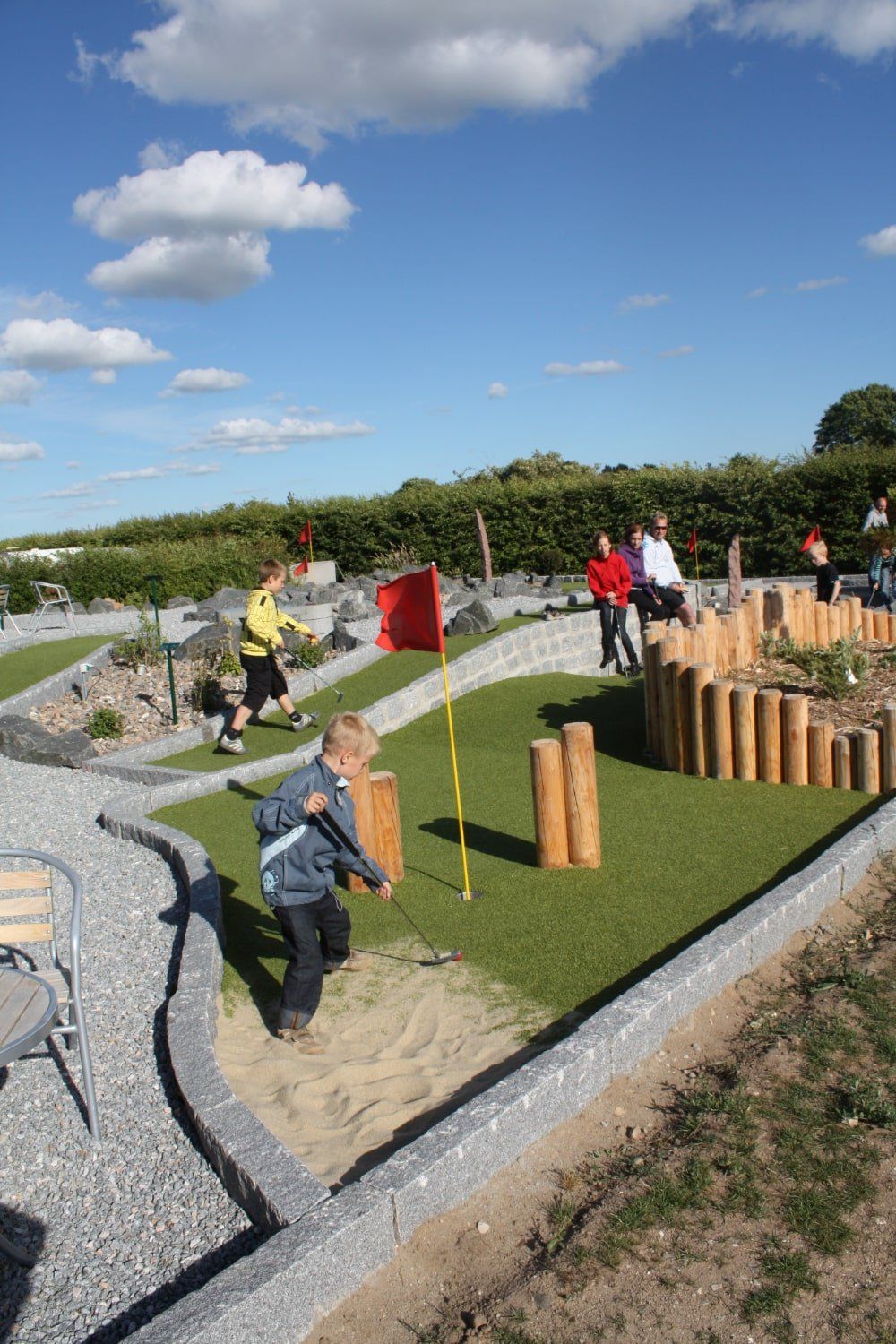 Et sjovt spil minigolf for hele familien på pladsen.