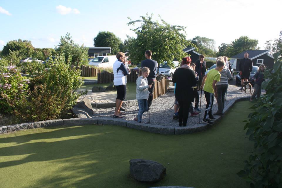 Familie og venner samlet til en runde minigolf.