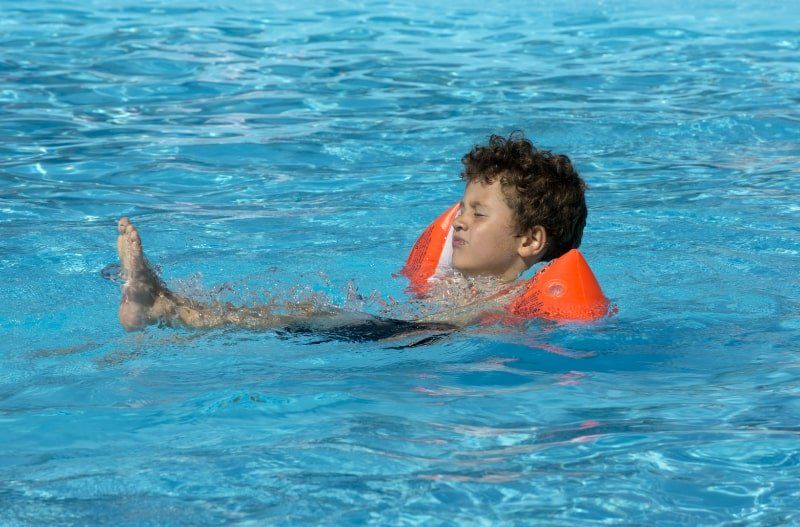 Den store udendørs swimmingpool på Vesterlyng Camping.