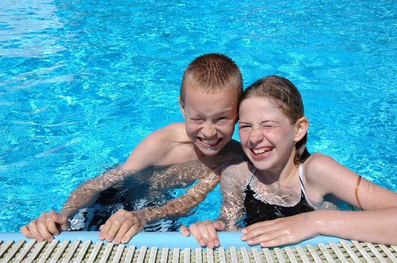 Den store udendørs swimmingpool på Vesterlyng Camping.