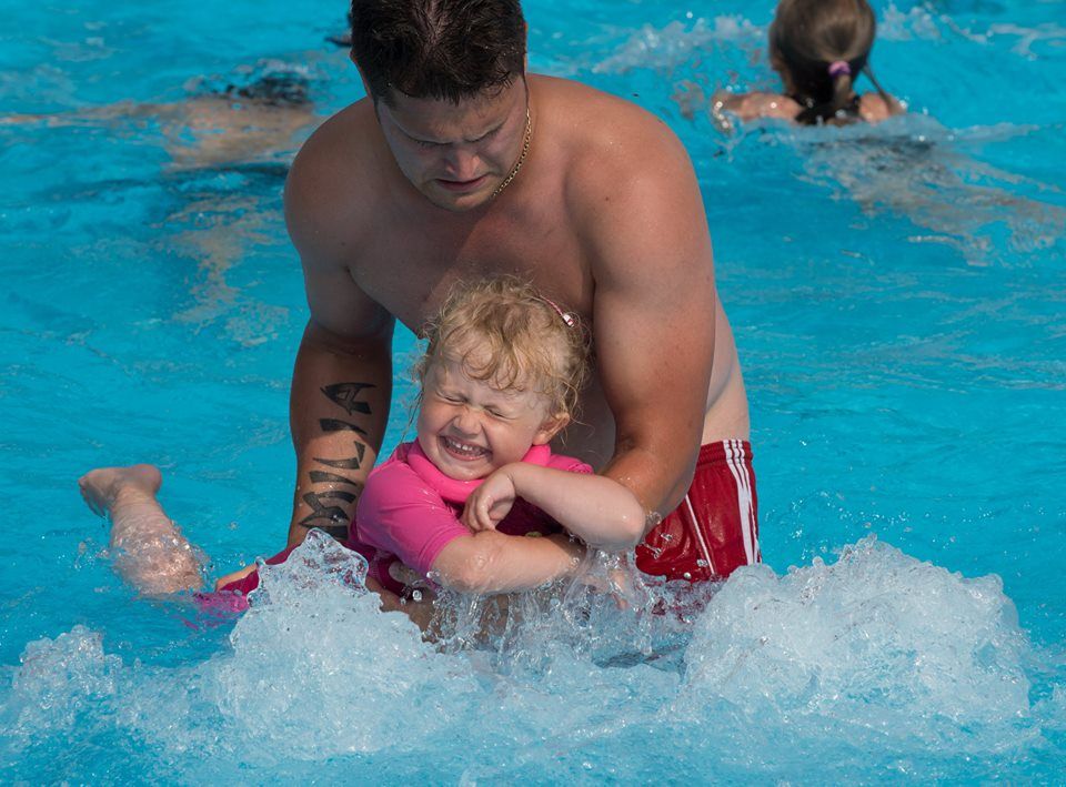 Den store udendørs swimmingpool på Vesterlyng Camping.