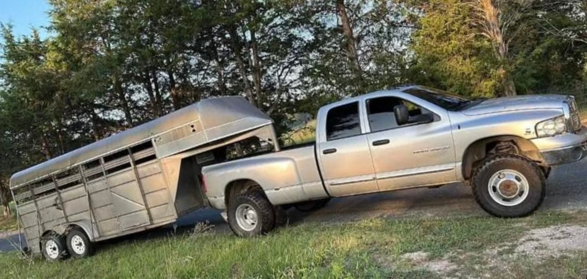 Picture of a truck pulling a horse trailer