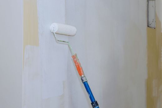 Utilizzo manuale del telecomando per regolare la temperatura del condizionatore.