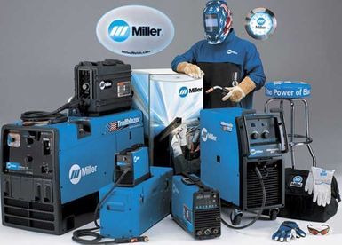 Présentoir de matériel de soudage comprenant un poste à souder, des machines bleues et noires et le logo Miller.