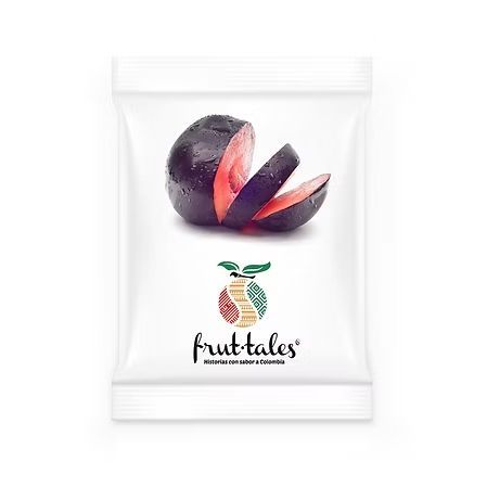 Bolsita de snack FruitTales con ilustración de una ciruela morada en rodajas sobre un envase blanco.