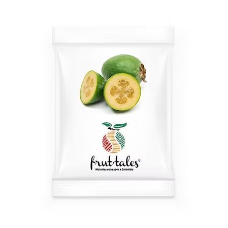 Paquete de snacks FruitTales de guayaba con guayabas verdes enteras y en rodajas en una bolsa blanca.