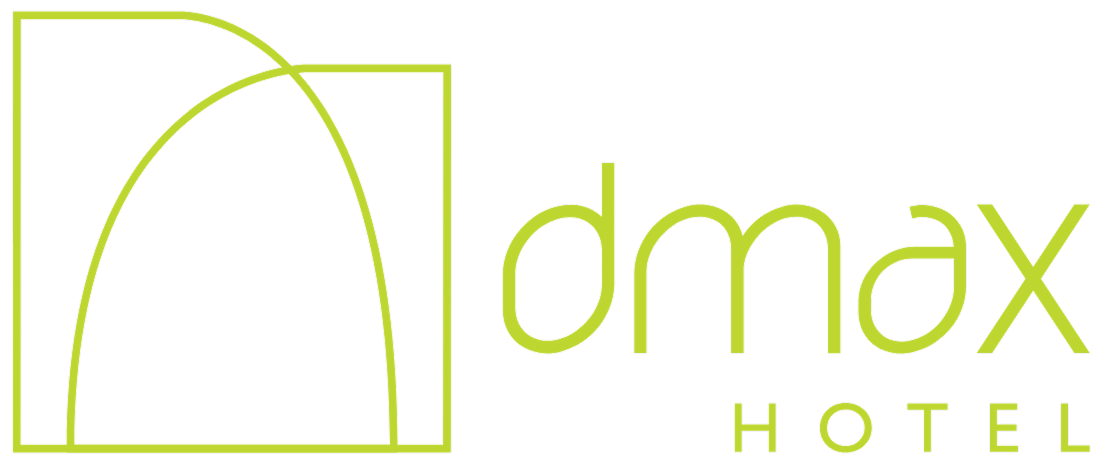Logotipo verde-lima para o Hotel Dmax, apresentando um desenho abstrato em arco ao lado dos textos 
