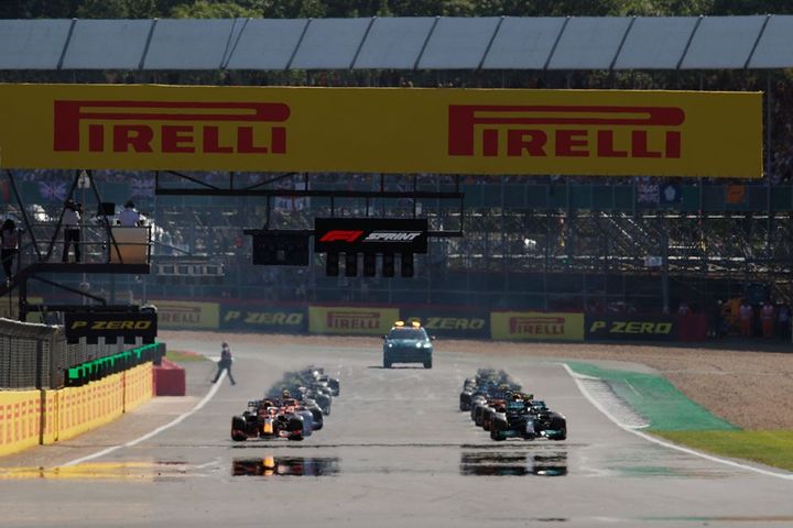 auto da corsa con gomme Pirelli