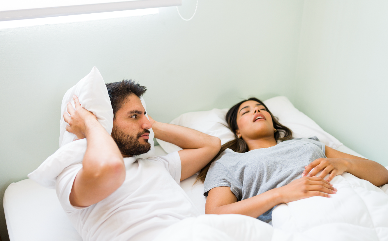 casal deitado na cama com apneia