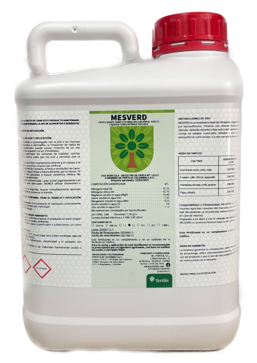 Jarra de plástico blanco para productos químicos con tapa y asa rojas, etiquetada con el logotipo de una hoja verde y advertencias de seguridad.