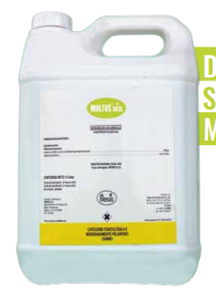 Recipiente de plástico blanco para productos químicos con asa y etiqueta amarilla sobre un fondo liso.