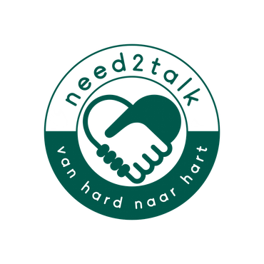 Een rond groen logo met bovenin need2talk en onderin de tekst van hard naar hart. In het midden twee handen in een hartvorm.