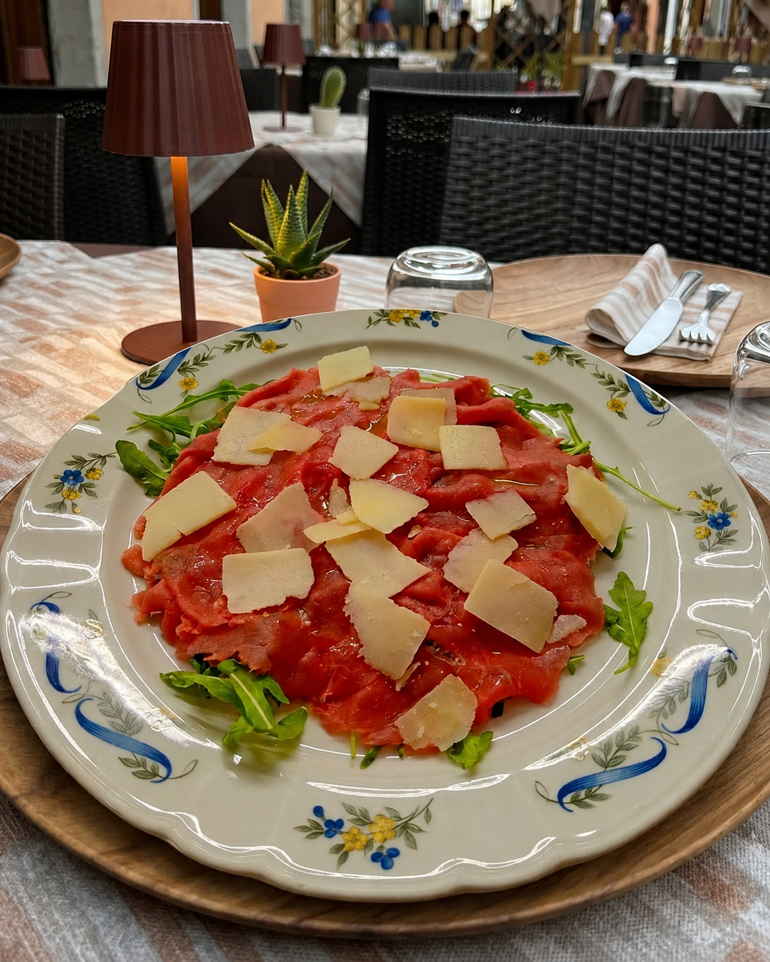 Piatto di insalata rossa con formaggio grattugiato su un tavolo di ristorante.