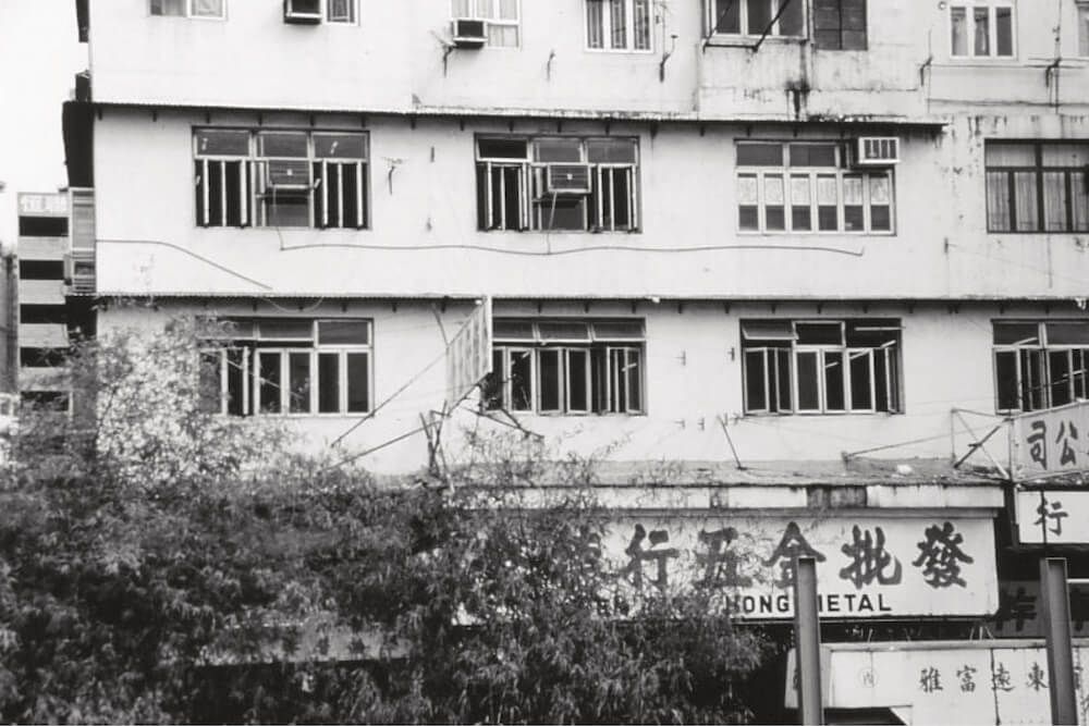 一張寫有中文的建築物的黑白照片