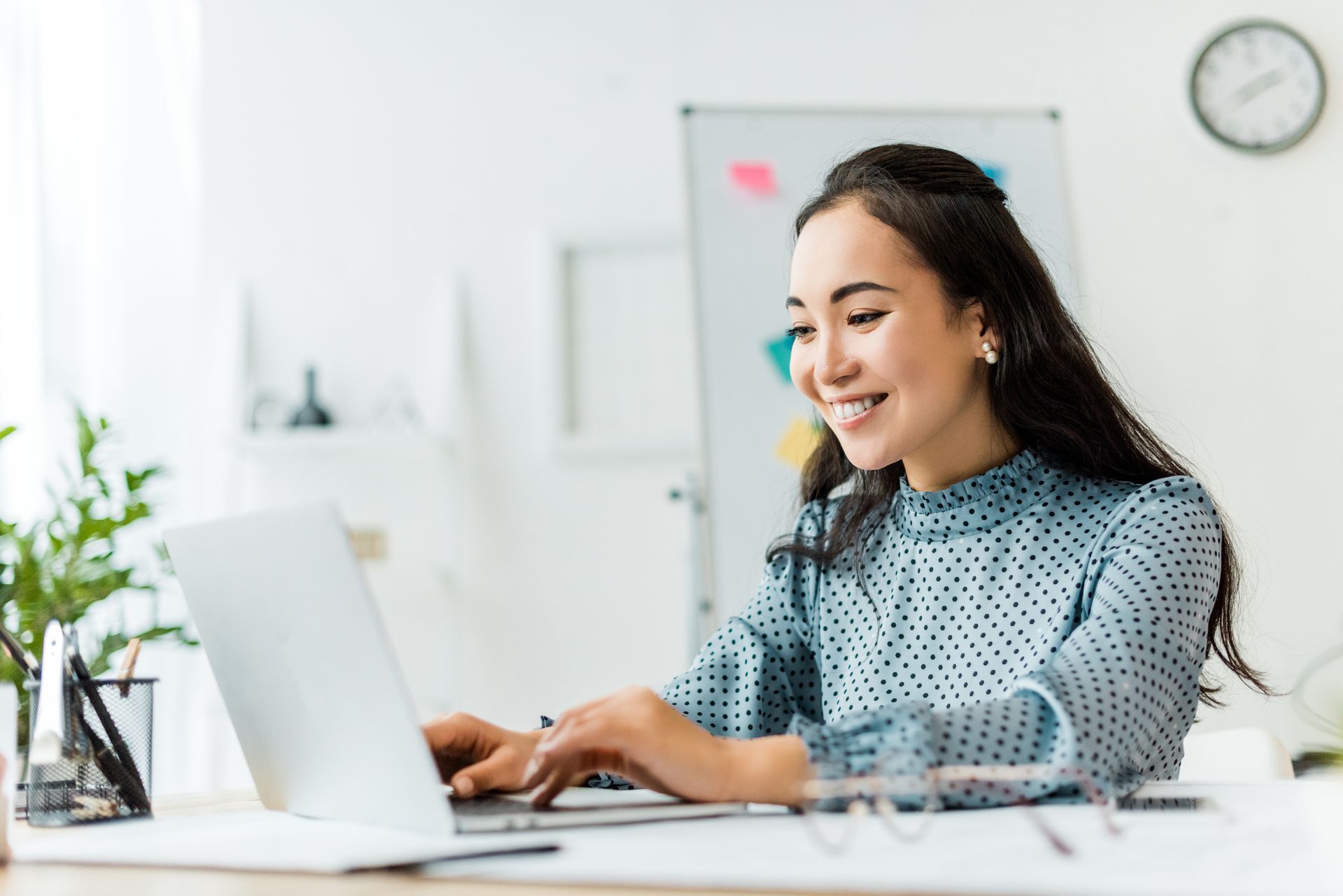 A woman on a laptop using LinkedIn InMail