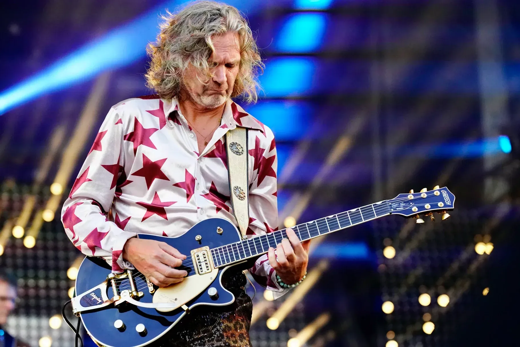 Gitarist Guus Meeuwis band met sterrendessin op podium tijdens Achmea Festival Rosmalen, live muziekfotografie door Remco
©2026-Strikwerda Fotografie