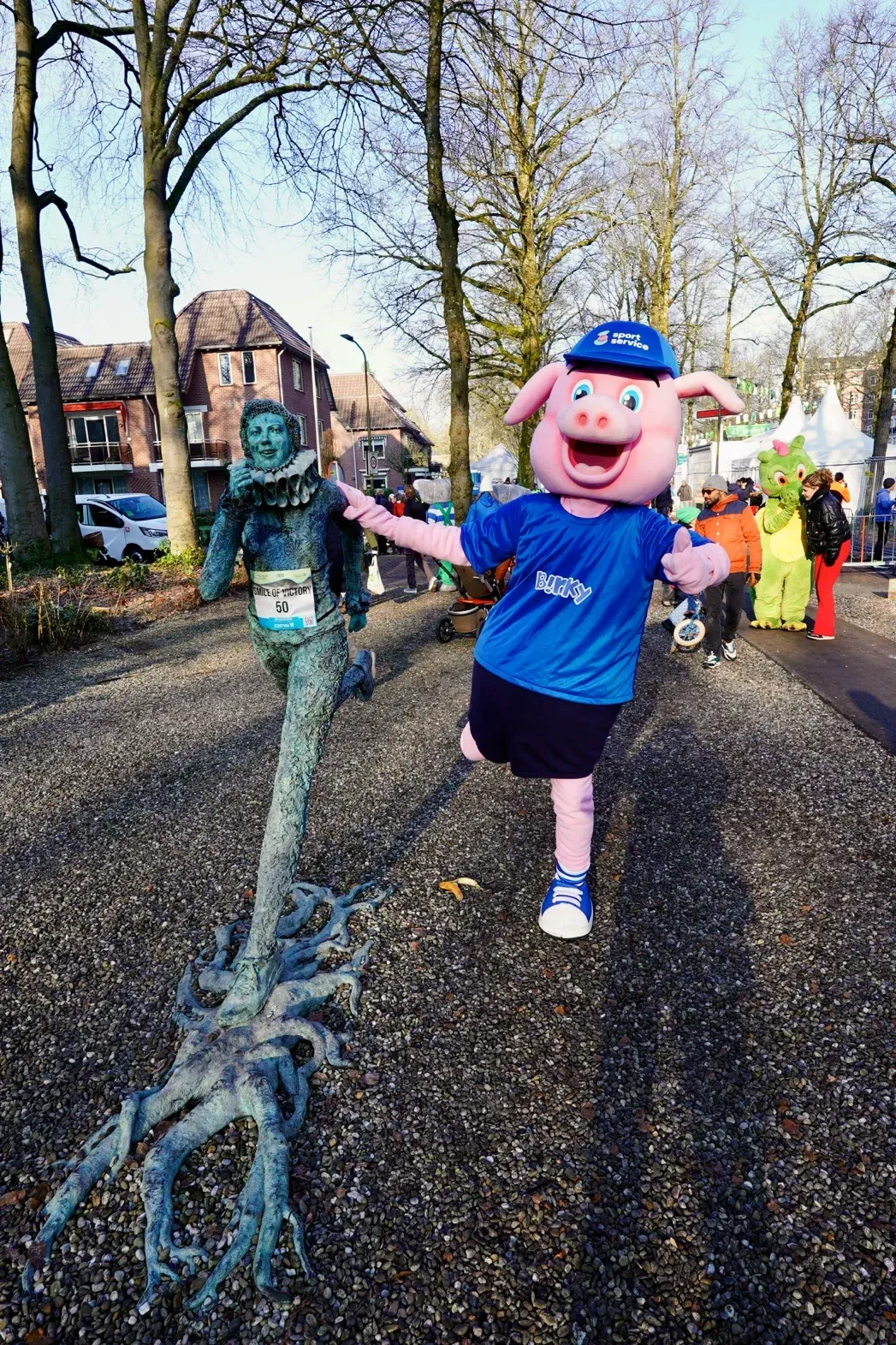 Binky en deelnemers brengen sfeer tijdens de Midwinter Marathon Apeldoorn.
©2026-Strikwerda Fotografie