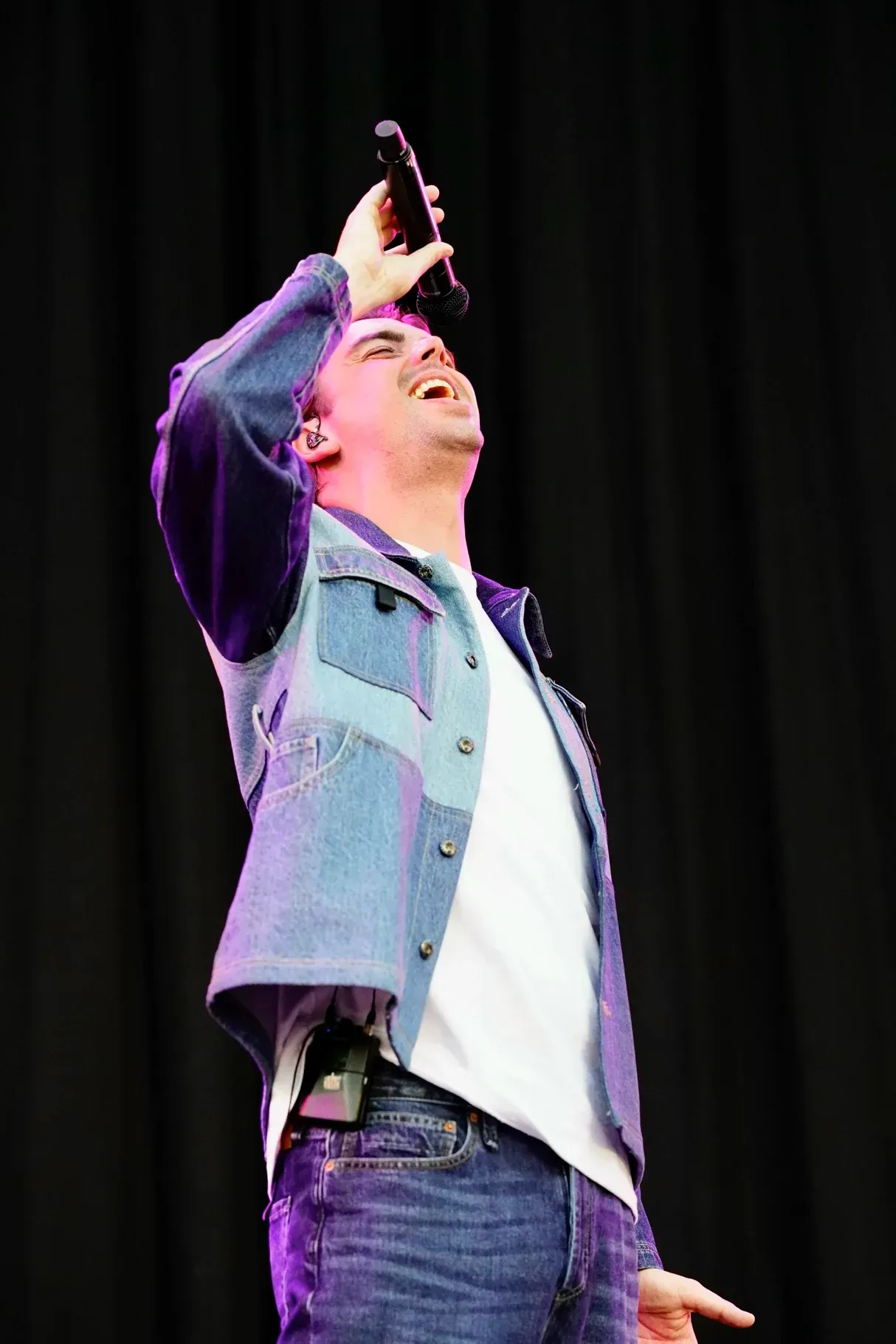 Zanger Yves Berendse tijdens optreden op Achmea Festival Rosmalen, live muziekfotografie vol emotie.
©2026-Strikwerda Fotografie