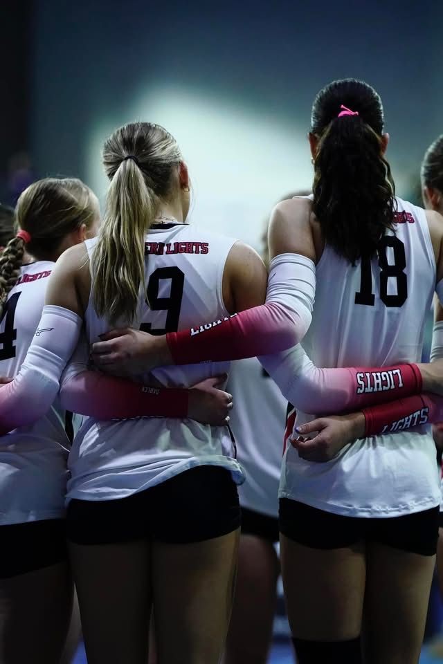 Volleybalteam viert punt met teamknuffel tijdens internationaal Jeugdtoernooi SV Dynamo, teamspirit vastgelegd door Remco Strikwerda.
©2026-Strikwerda Fotografie