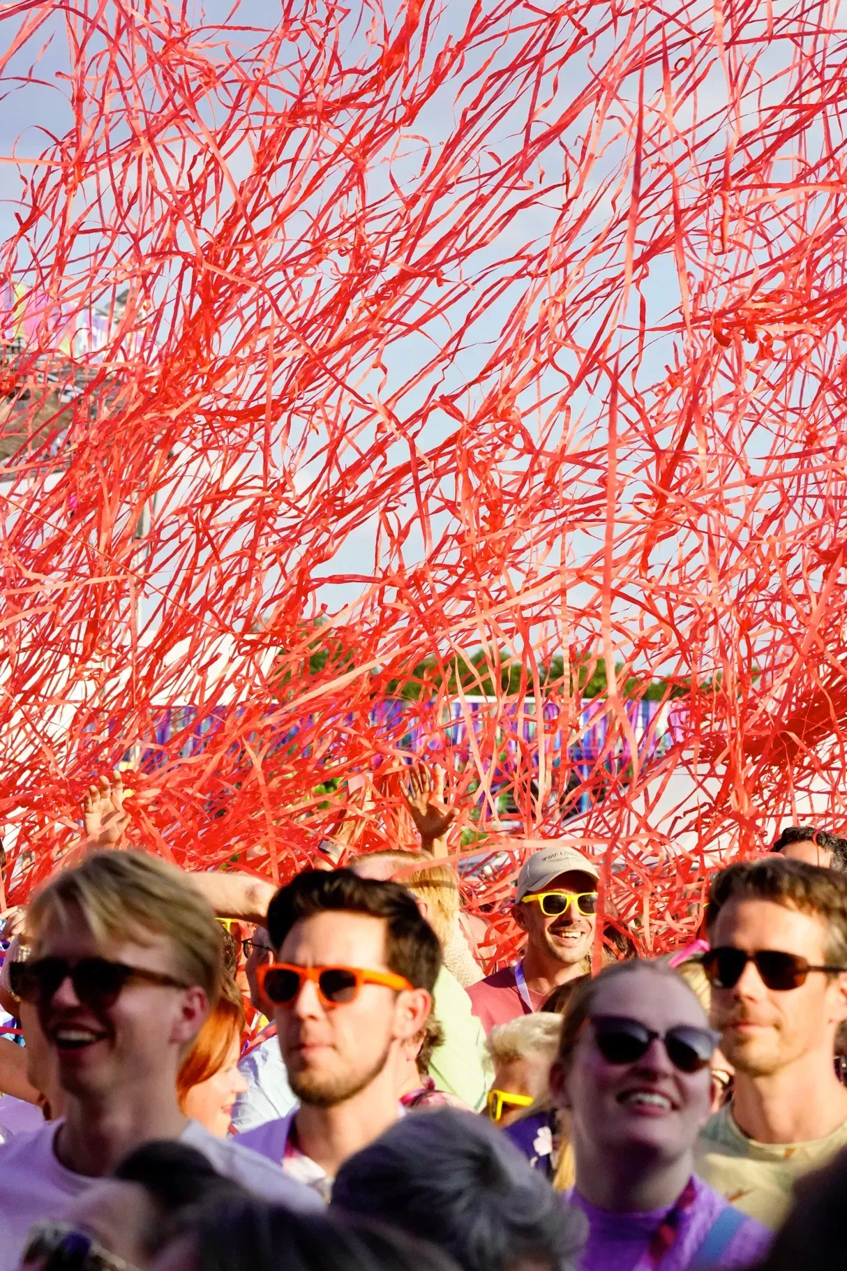 Publiek met rood confetti tijdens optreden op Achmea Festival Rosmalen, sfeerfotografie van het evenement.
©2026-Strikwerda Fotografie
