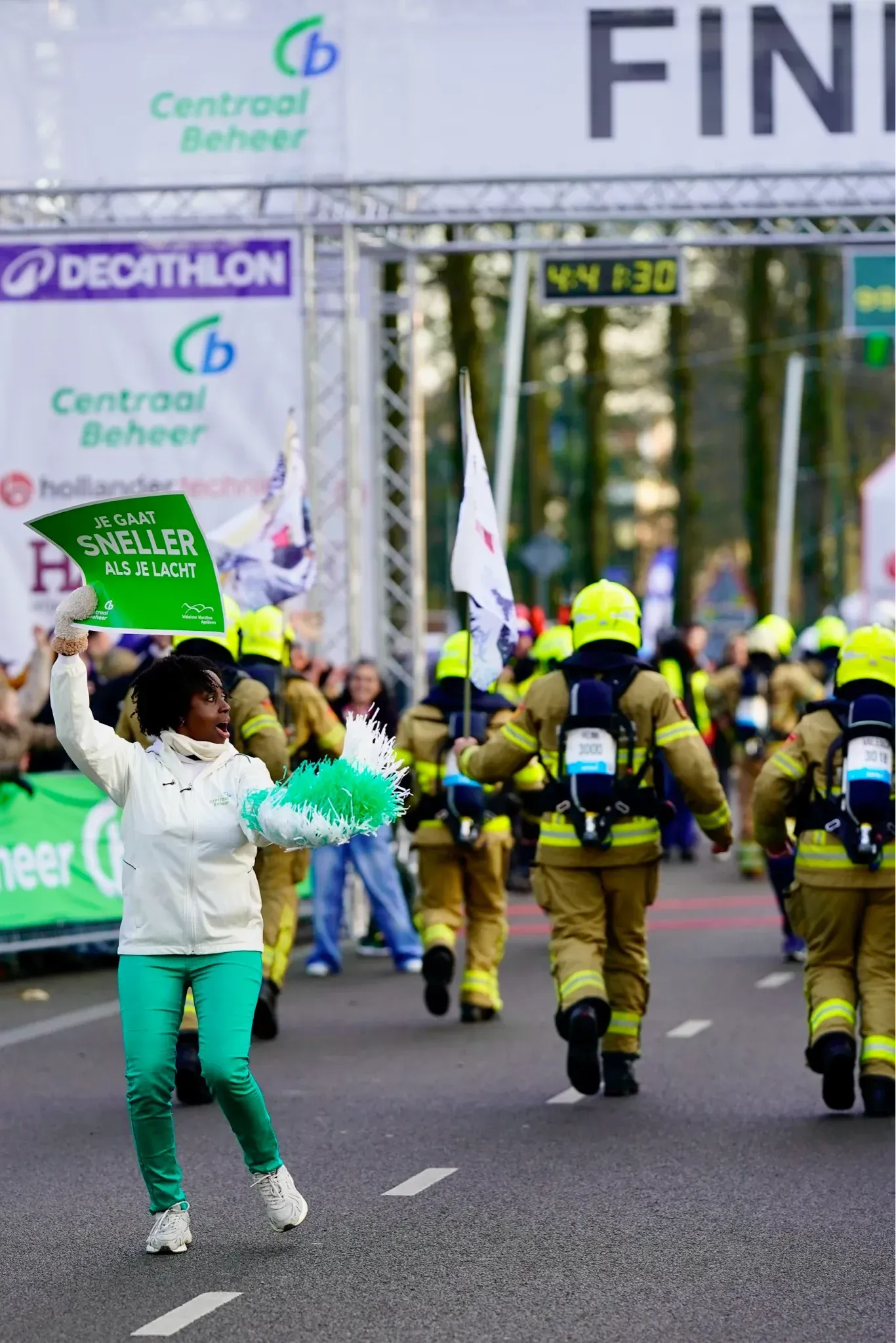 Brandweerlopers tijdens de Midwinter Marathon Apeldoorn op de route onder de startboog.
©2026-Strikwerda Fotografie