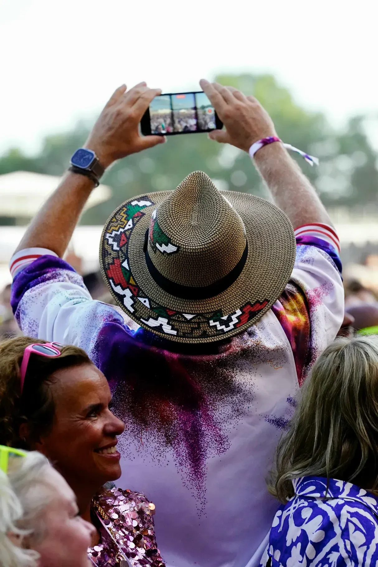 Bezoekers genieten en maken foto’s bij Achmea Festival Rosmalen, kleurrijke festivalsfeer vastgelegd.
©2026-Strikwerda Fotografie