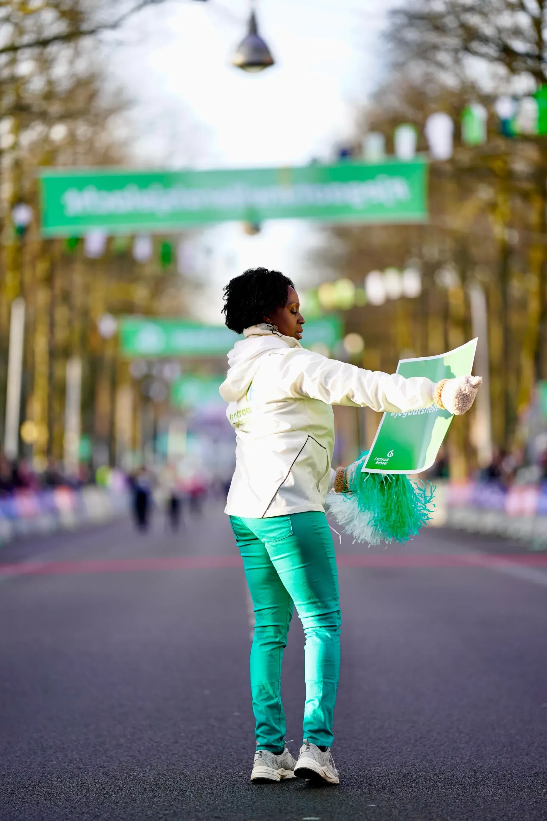 Cheerleader moedigt deelnemers aan langs het parcours van de Midwinter Marathon Apeldoorn.
©2026-Strikwerda Fotografie