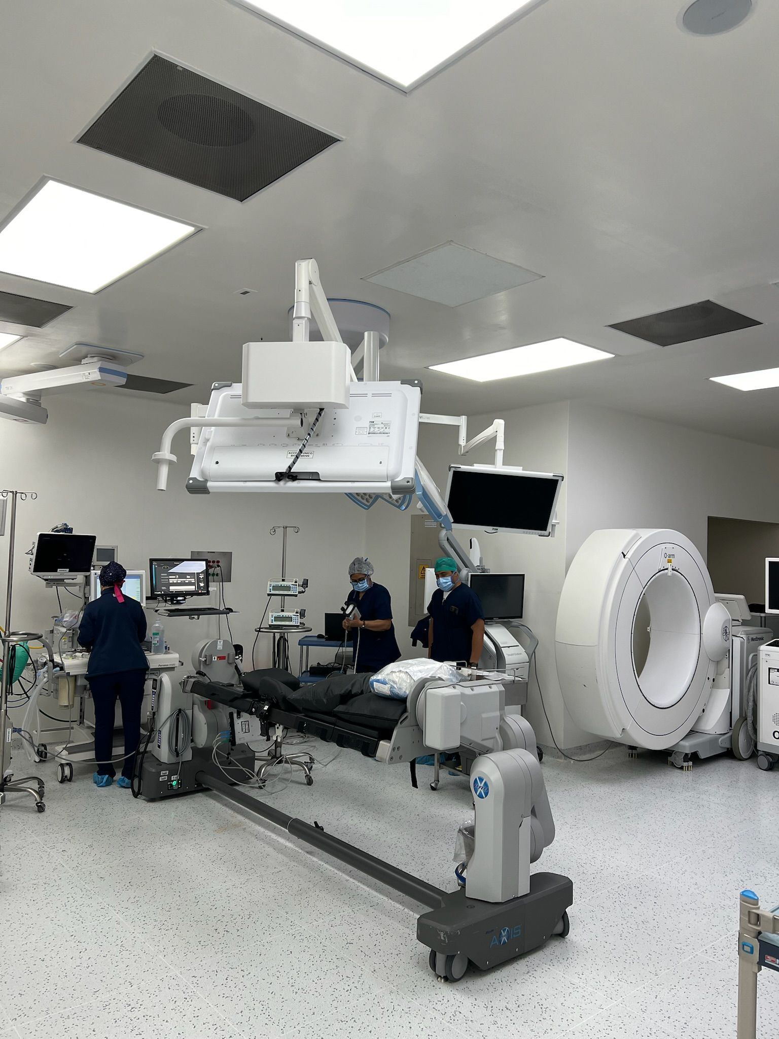 Quirófano equipado para cirugía de columna