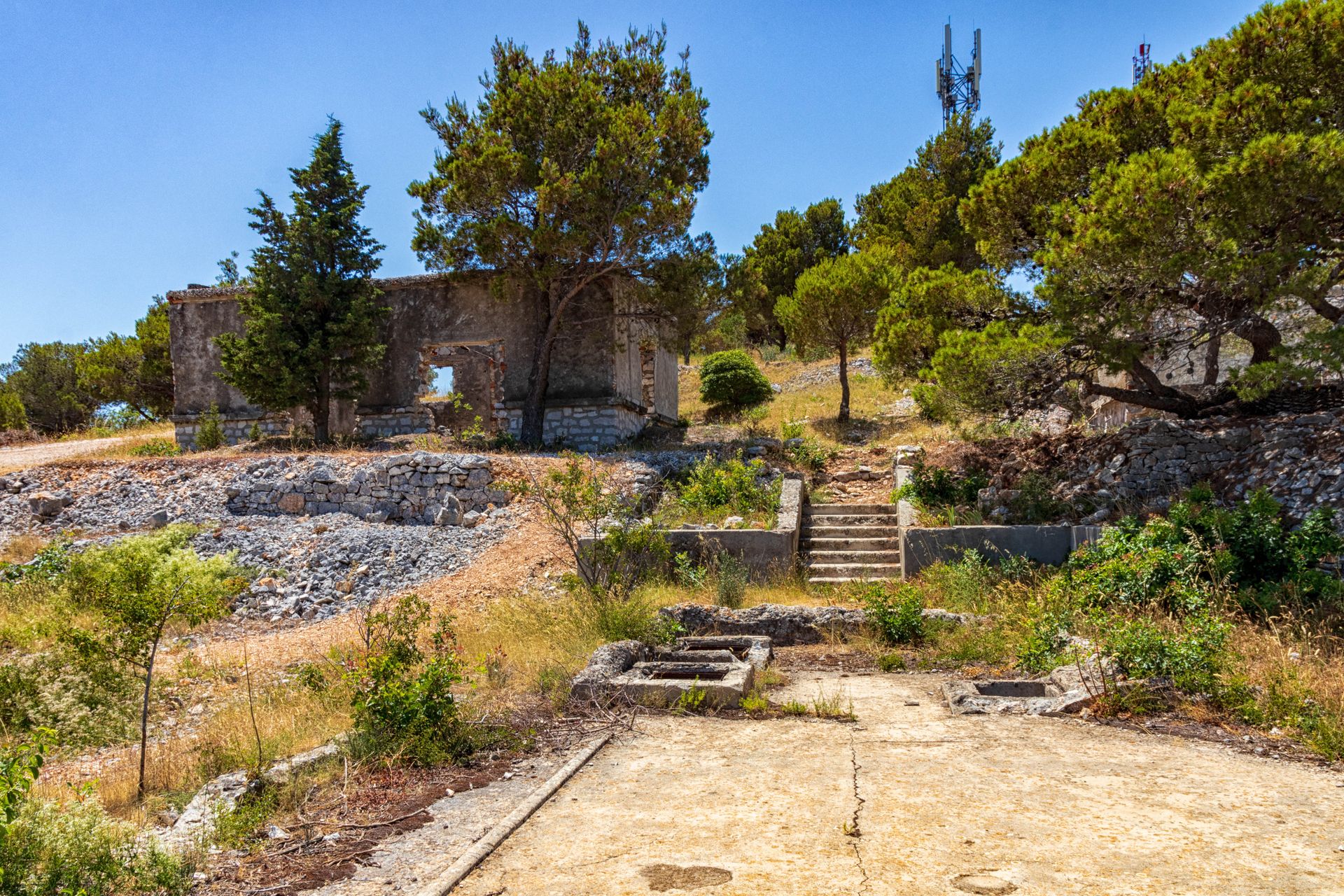 Eine Treppe, die zu einem Gebäude mitten auf einem Feld führt