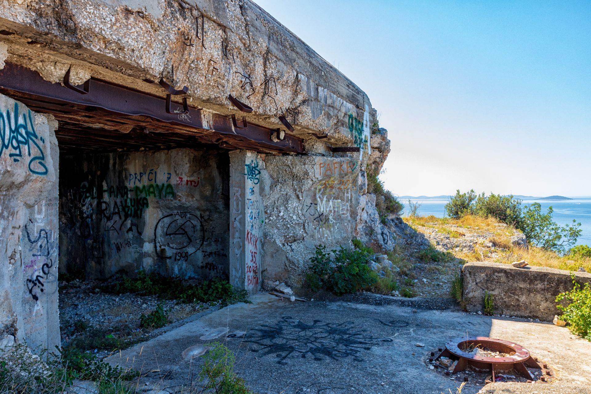 Ein Betongebäude mit Graffiti darauf und einem Loch im Boden