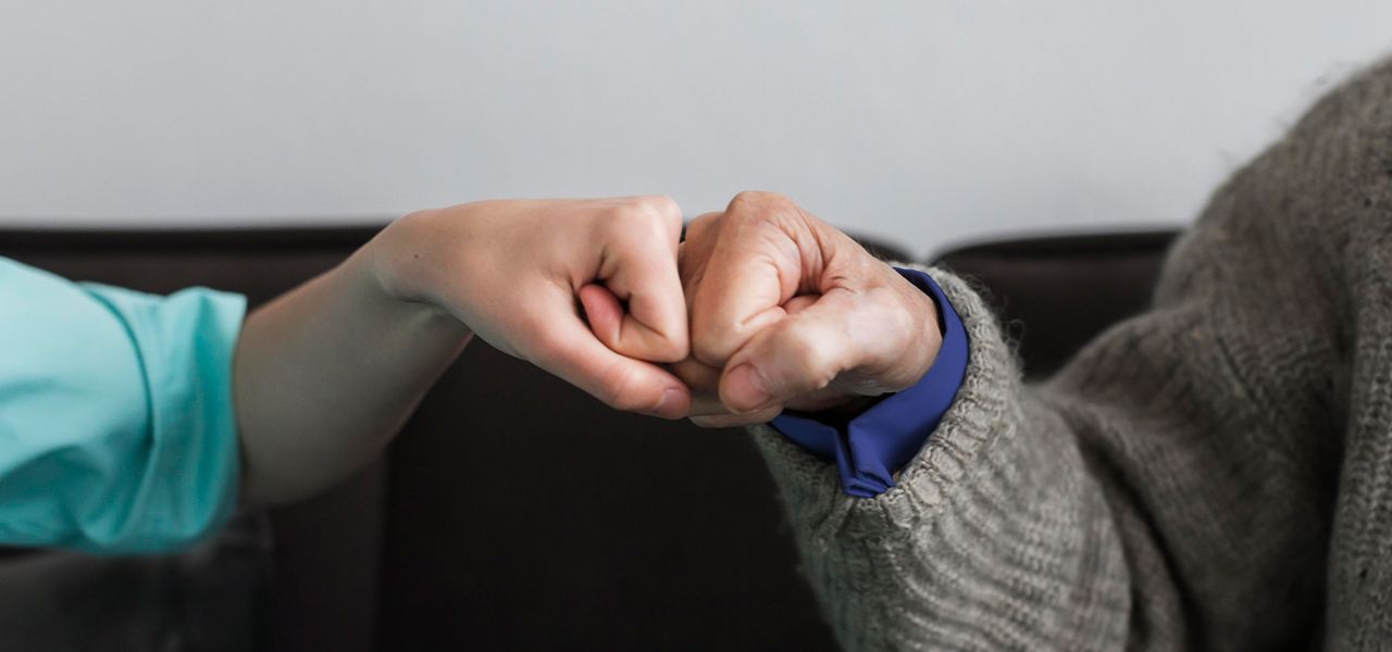 Fistbump Pfleger Senior