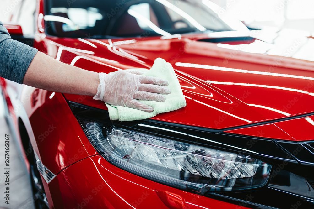 ein rotes Auto wird poliert