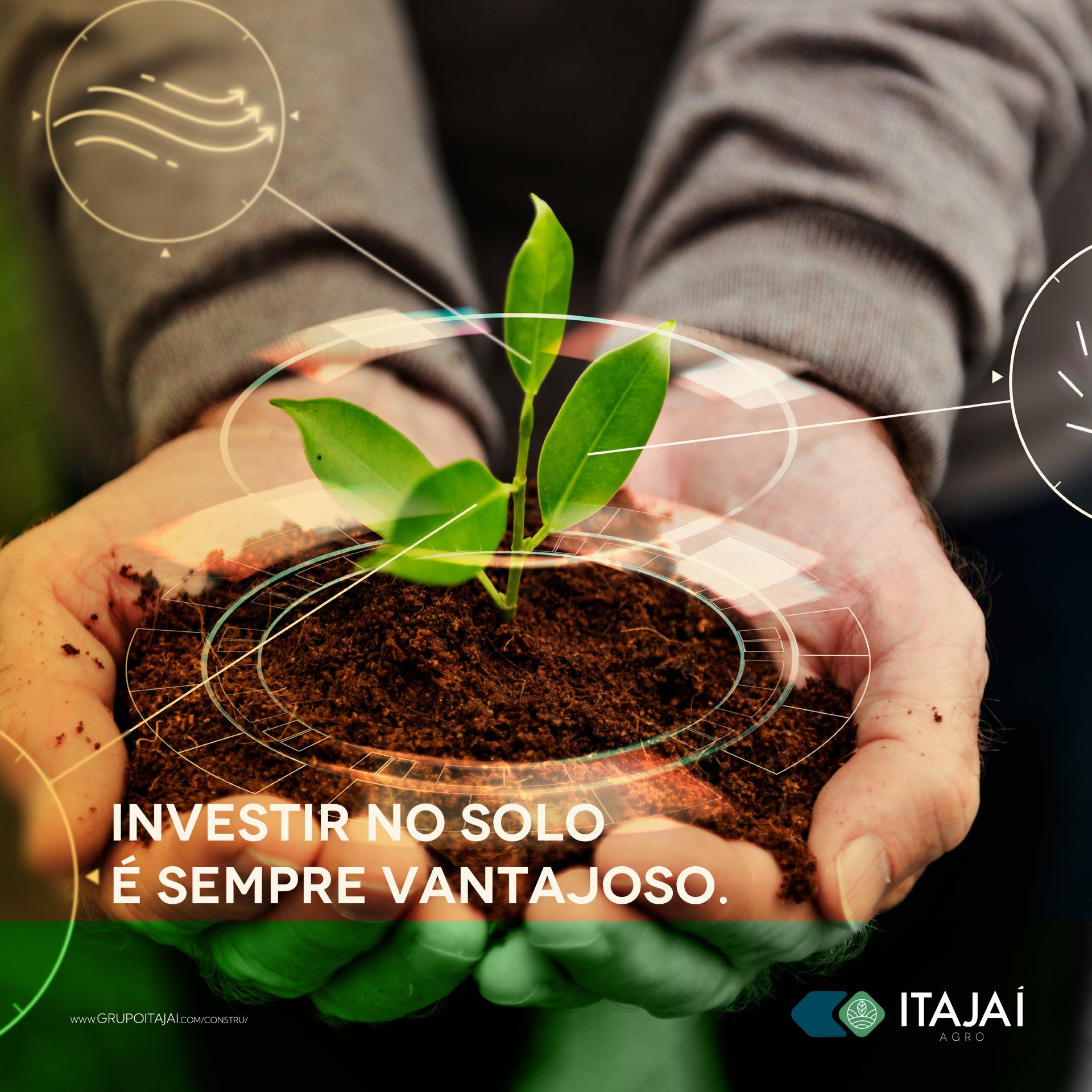 Mãos segurando a terra com um pequeno broto, sobrepostas com círculos brilhantes em estilo digital e o texto: 