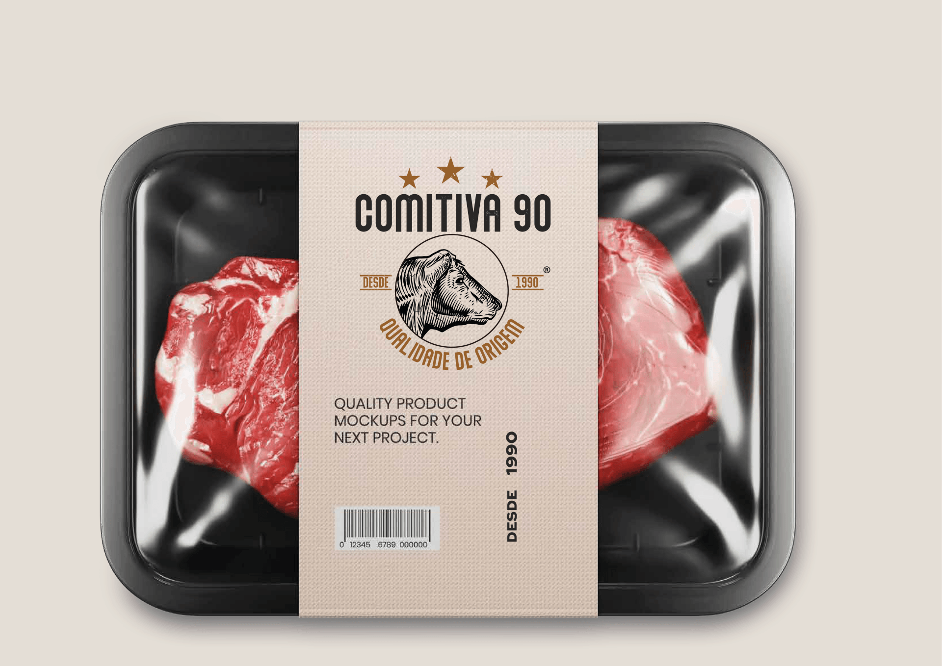 Uma bandeja de plástico preta contendo dois bifes de carne crua envoltos em plástico, com uma capa de papel com a marca da empresa ao redor do meio.