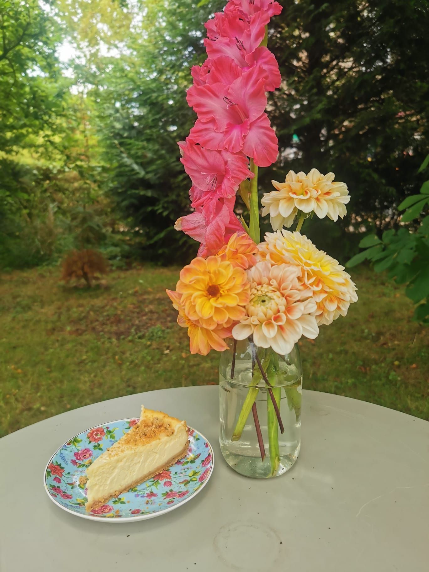 Bloemen uit eigen tuin en huisgemaakte fryske dumkes cheesecake