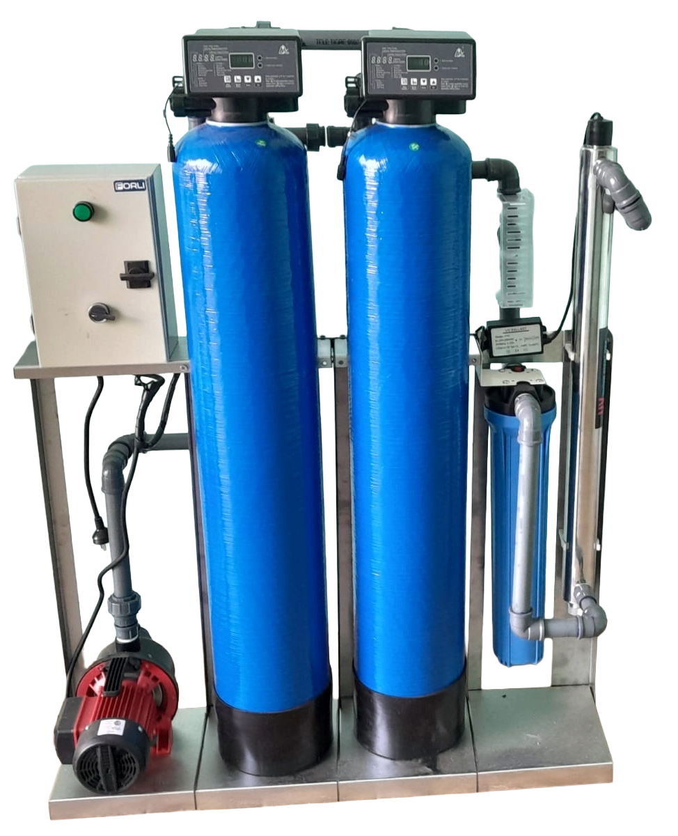 Sistema de filtración de agua con tanques azules, una bomba roja y un panel de control sobre un marco de acero inoxidable.