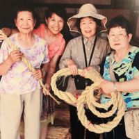 一群婦女手拿繩子擺姿勢拍照