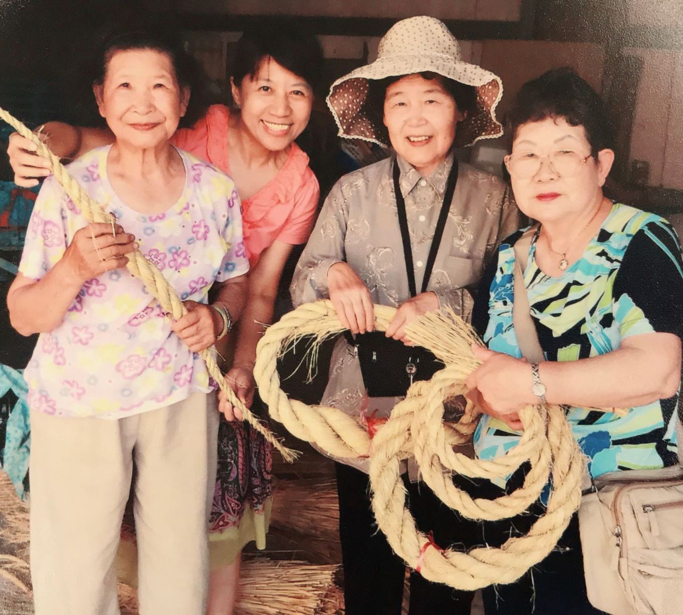 一群婦女手拿繩子擺姿勢拍照