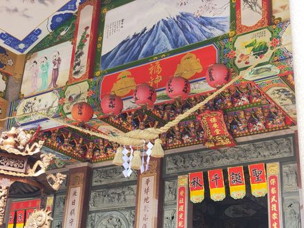 建築物的天花板有中文文字
