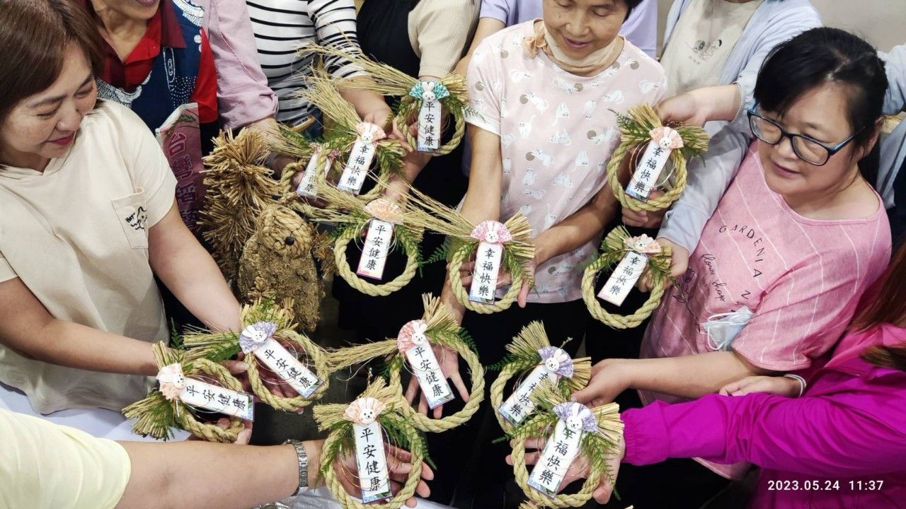 一群婦女手裡拿著花圈。