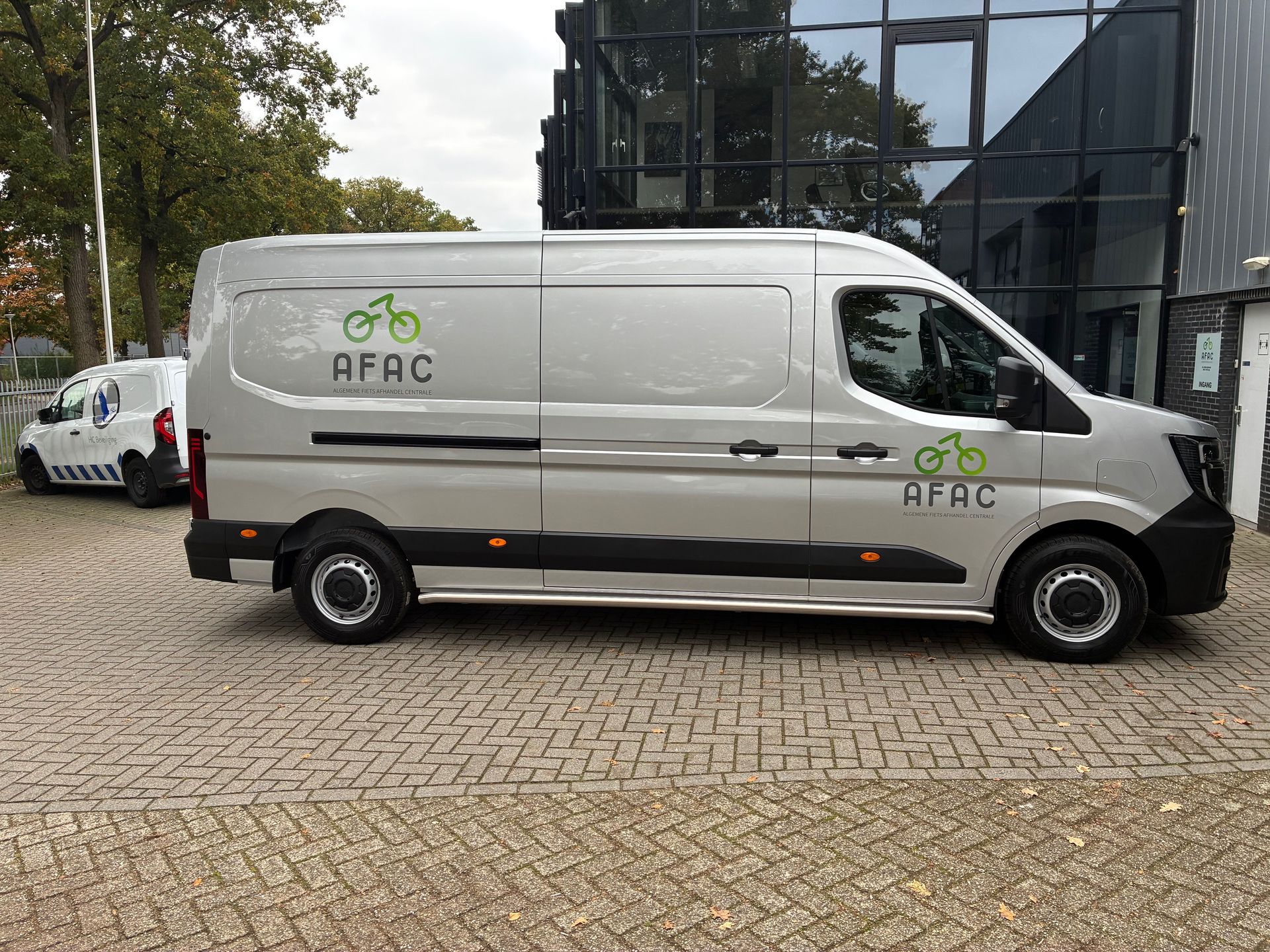 HC Beveiliging neemt nieuwe electrische bus in gebruik. Daarmee belasten we ons team en het milieu minder