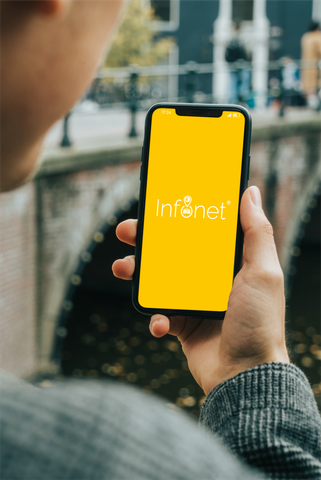 Una persona tiene in mano un cellulare con lo schermo giallo.