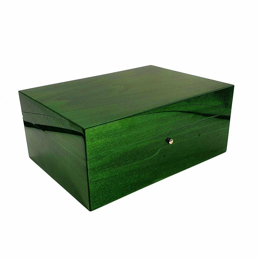 Una scatola verde con una maniglia argentata su uno sfondo bianco