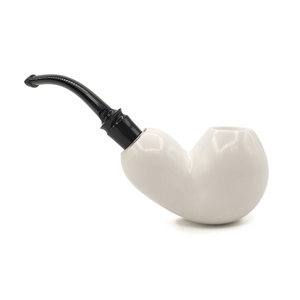 Una pipa bianca con un cannello nero su uno sfondo bianco.