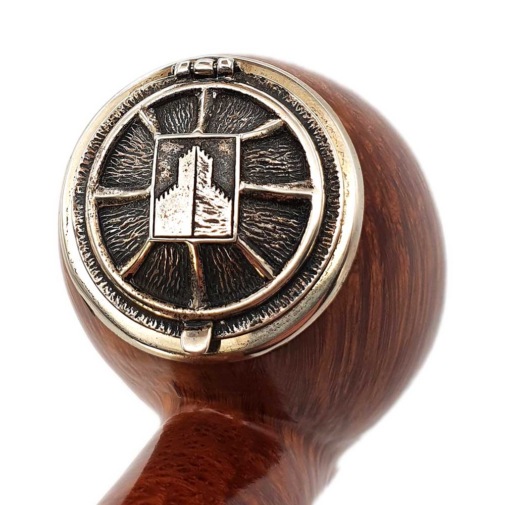 Una pipa di legno con un emblema d'argento sopra