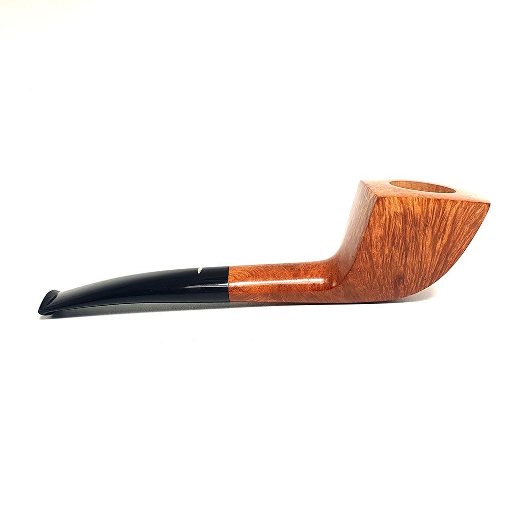 Una pipa marrone con un bocchino nero su uno sfondo bianco