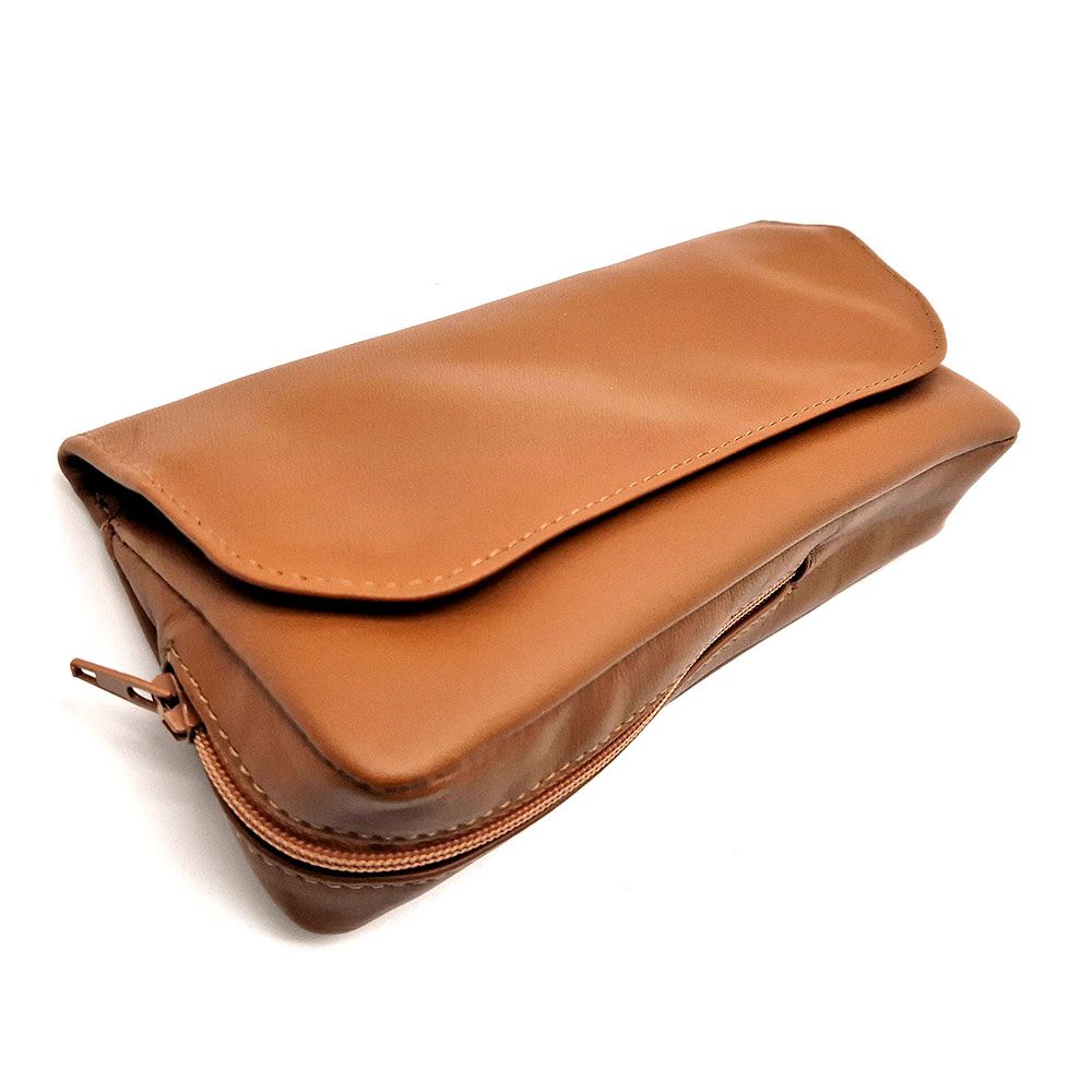 Una borsa in pelle marrone con cerniera su sfondo bianco