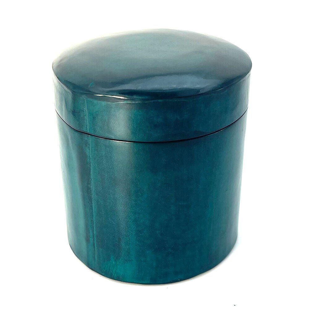 Un contenitore cilindrico blu con coperchio su uno sfondo bianco