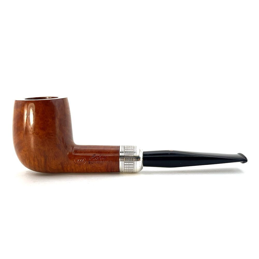 Una pipa marrone con un anello d'argento