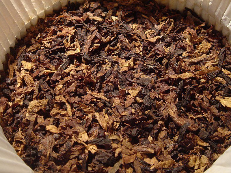 Un primo piano di un mucchio di foglie di tabacco
